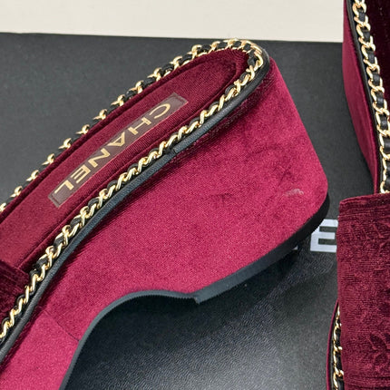 THICK SOLE WEDGE SLIPPERS IN MAROON RED VELVET