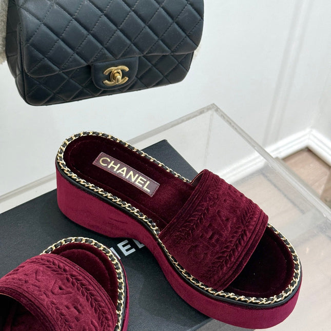 THICK SOLE WEDGE SLIPPERS IN MAROON RED VELVET