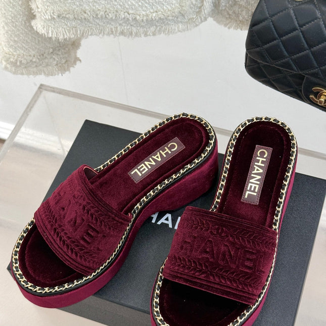THICK SOLE WEDGE SLIPPERS IN MAROON RED VELVET
