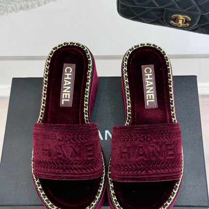 THICK SOLE WEDGE SLIPPERS IN MAROON RED VELVET