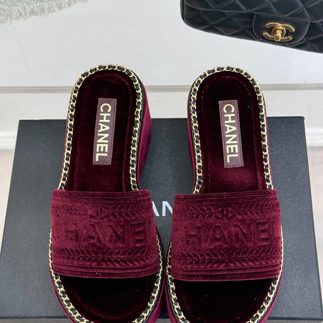 THICK SOLE WEDGE SLIPPERS IN MAROON RED VELVET