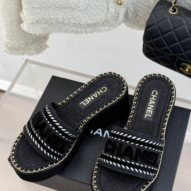 THICK SOLE WEDGE SLIPPERS IN BLACK DENIM FABRIC