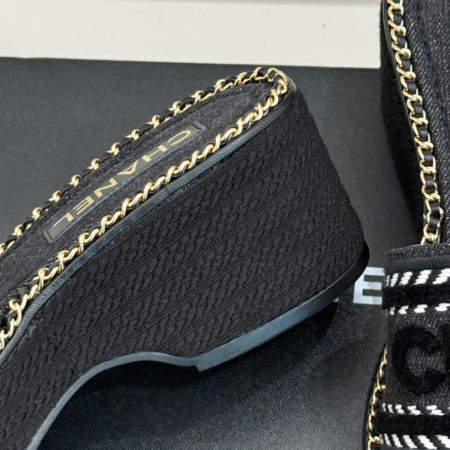 THICK SOLE WEDGE SLIPPERS IN BLACK DENIM FABRIC