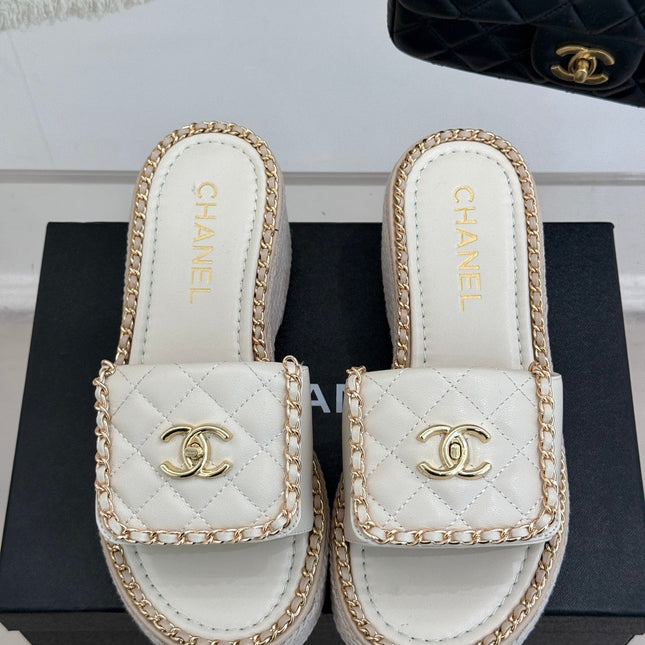 THICK-SOLED CHAIN HEART SLIPPER IN WHITE LAMBSKIN