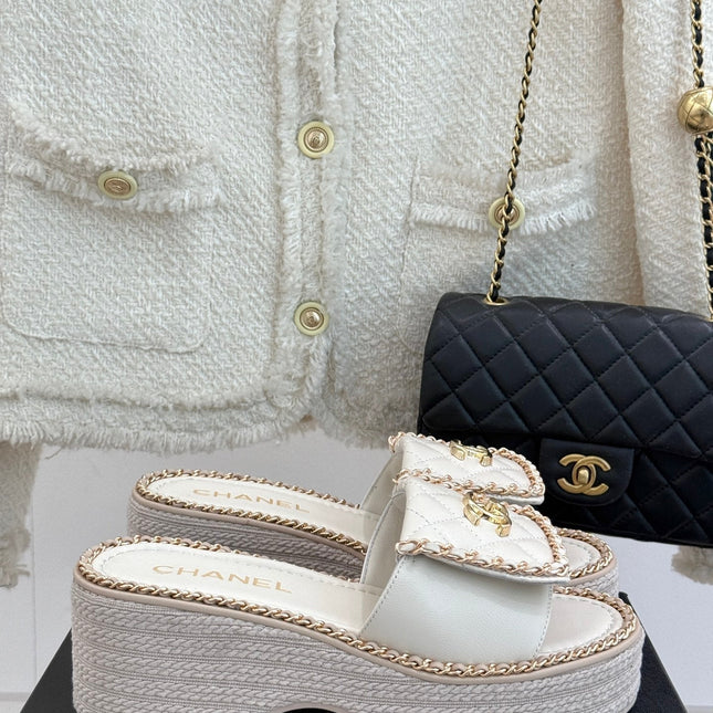 THICK-SOLED CHAIN HEART SLIPPER IN WHITE LAMBSKIN