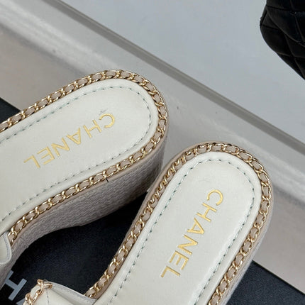 THICK-SOLED CHAIN HEART SLIPPER IN WHITE LAMBSKIN