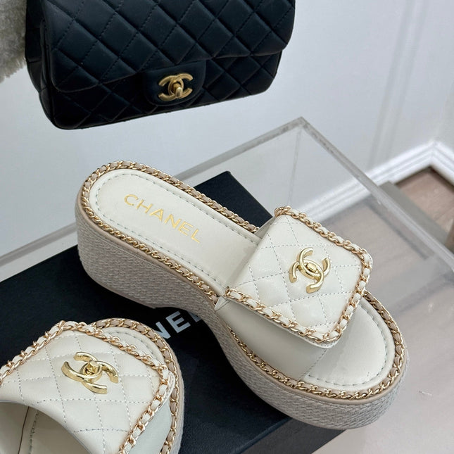 THICK-SOLED CHAIN HEART SLIPPER IN WHITE LAMBSKIN