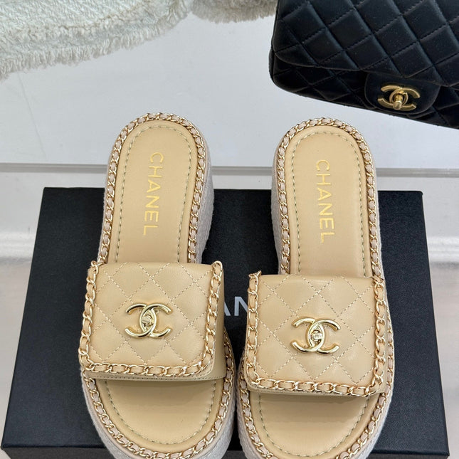 THICK-SOLED CHAIN HEART SLIPPER IN BISQUE BEIGE LAMBSKIN
