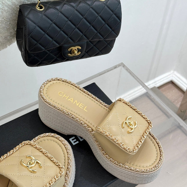 THICK-SOLED CHAIN HEART SLIPPER IN BISQUE BEIGE LAMBSKIN