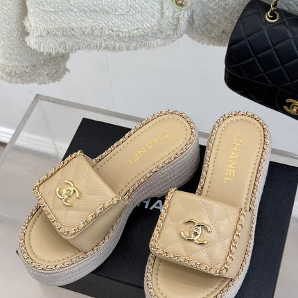 THICK-SOLED CHAIN HEART SLIPPER IN BISQUE BEIGE LAMBSKIN