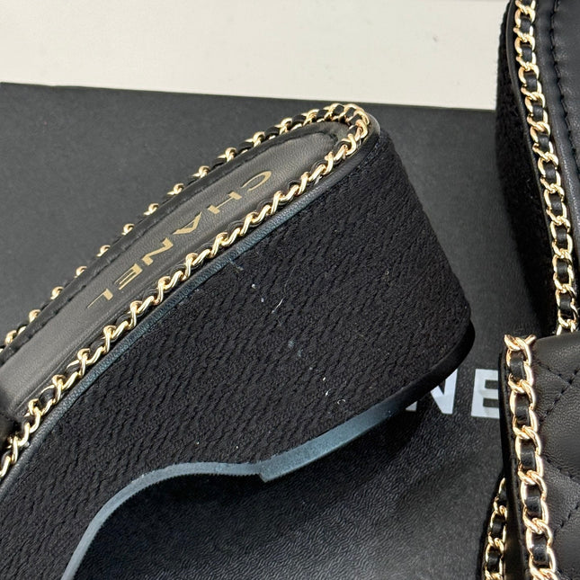 THICK-SOLED CHAIN HEART SLIPPER IN BLACK LAMBSKIN