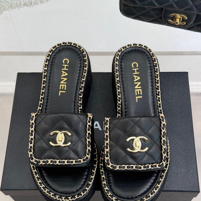 THICK-SOLED CHAIN HEART SLIPPER IN BLACK LAMBSKIN