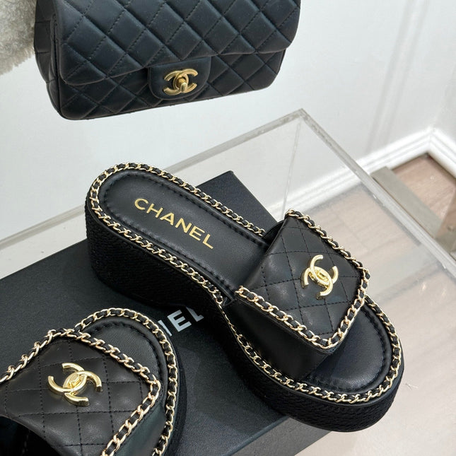 THICK-SOLED CHAIN HEART SLIPPER IN BLACK LAMBSKIN