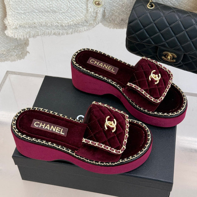 THICK-SOLED CHAIN HEART SLIPPER IN PLUM PURPLE VELVET