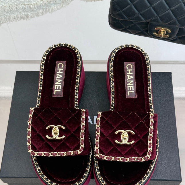 THICK-SOLED CHAIN HEART SLIPPER IN PLUM PURPLE VELVET