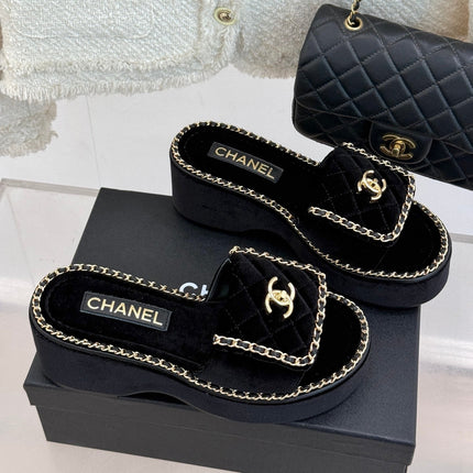 THICK-SOLED CHAIN HEART SLIPPER IN BLACK VELVET