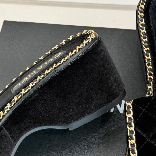 THICK-SOLED CHAIN HEART SLIPPER IN BLACK VELVET