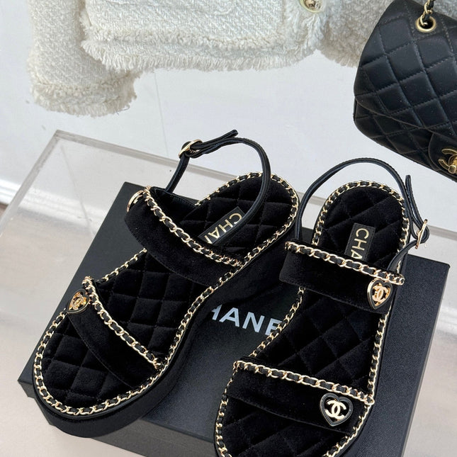 THICK-SOLED CHAIN HEART SANDAL IN BLACK VELVET