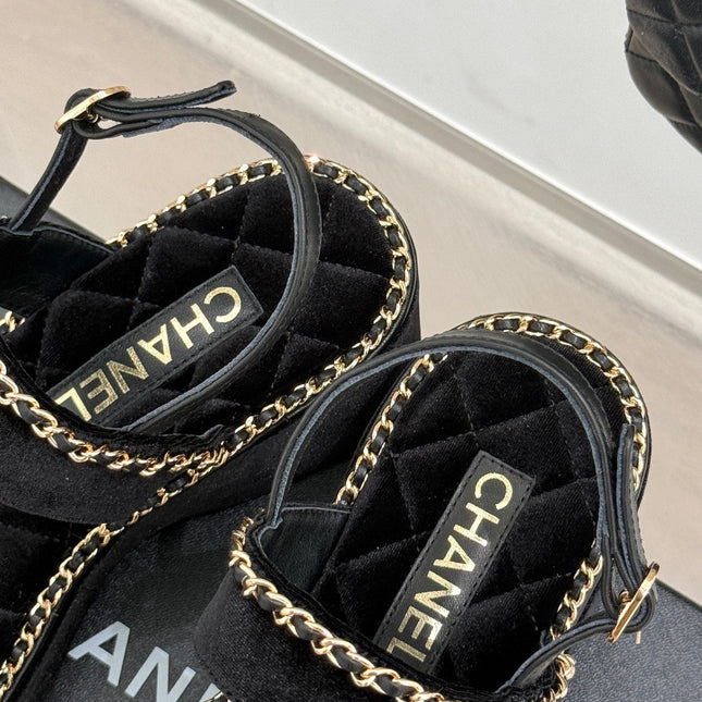 THICK-SOLED CHAIN HEART SANDAL IN BLACK VELVET