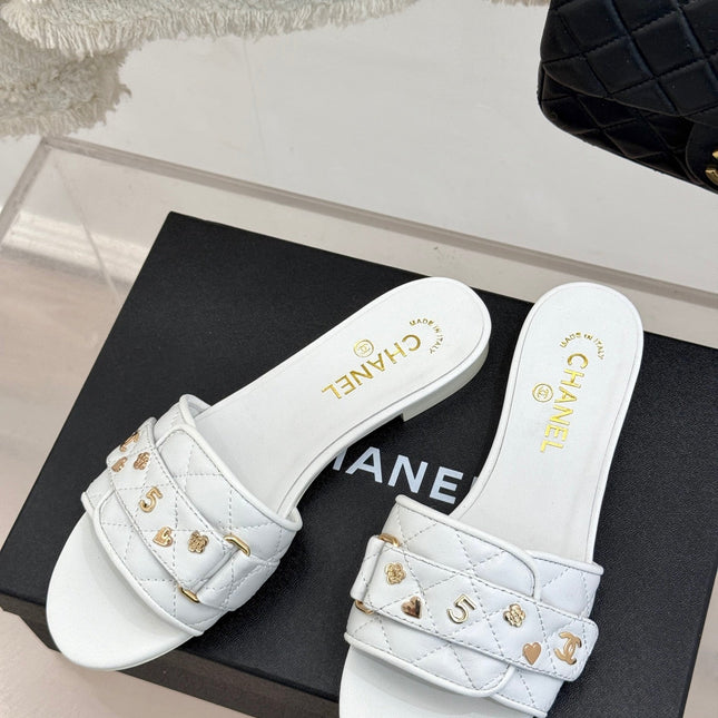 CC SLIDE SANDALS IN WHITE CALFSKIN GOLD CHARM