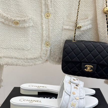 CC SLIDE SANDALS IN WHITE CALFSKIN GOLD CHARM