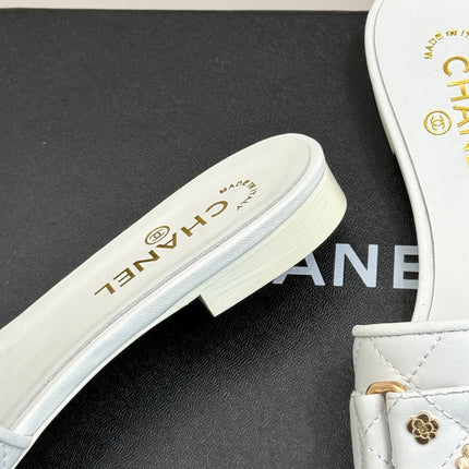 CC SLIDE SANDALS IN WHITE CALFSKIN GOLD CHARM