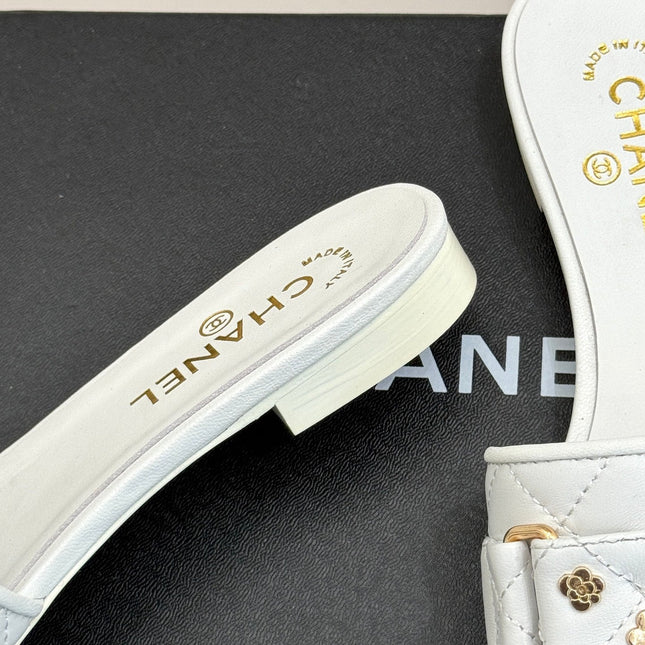 CC SLIDE SANDALS IN WHITE CALFSKIN GOLD CHARM
