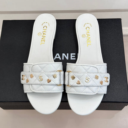 CC SLIDE SANDALS IN WHITE CALFSKIN GOLD CHARM