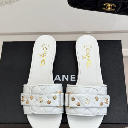 CC SLIDE SANDALS IN WHITE CALFSKIN GOLD CHARM