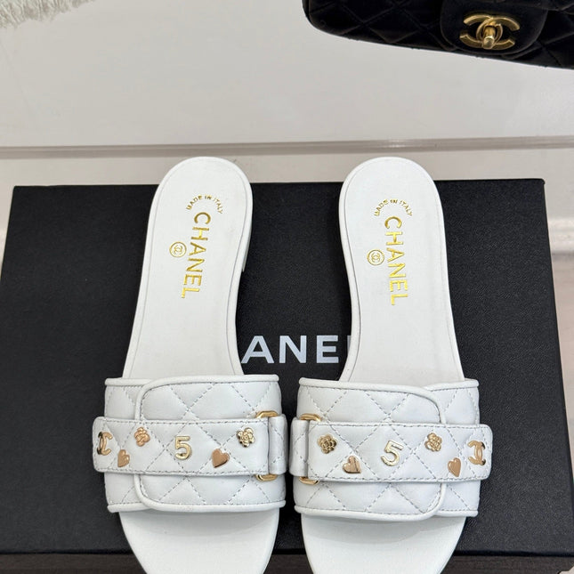 CC SLIDE SANDALS IN WHITE CALFSKIN GOLD CHARM