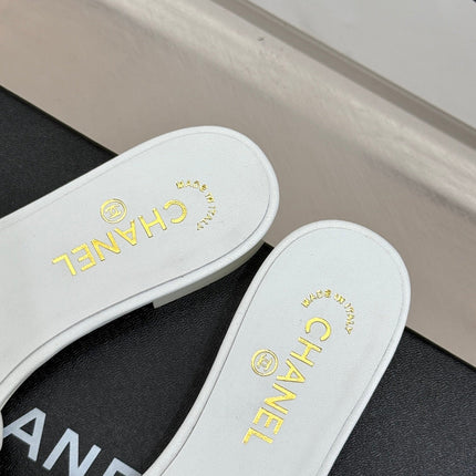 CC SLIDE SANDALS IN WHITE CALFSKIN GOLD CHARM