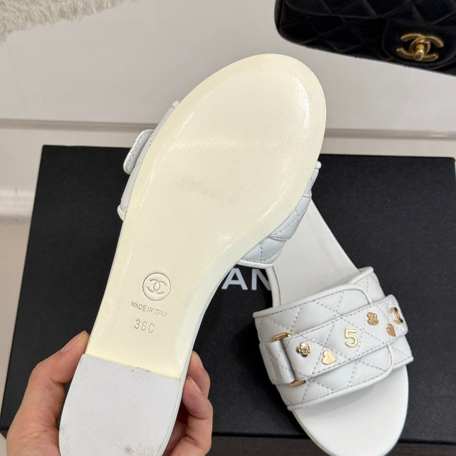 CC SLIDE SANDALS IN WHITE CALFSKIN GOLD CHARM