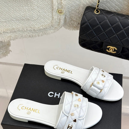 CC SLIDE SANDALS IN WHITE CALFSKIN GOLD CHARM
