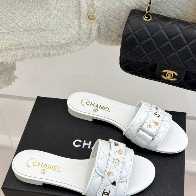 CC SLIDE SANDALS IN WHITE CALFSKIN GOLD CHARM