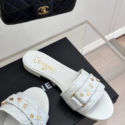 CC SLIDE SANDALS IN WHITE CALFSKIN GOLD CHARM