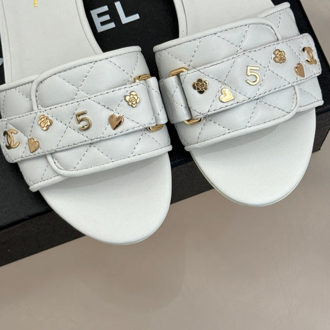 CC SLIDE SANDALS IN WHITE CALFSKIN GOLD CHARM