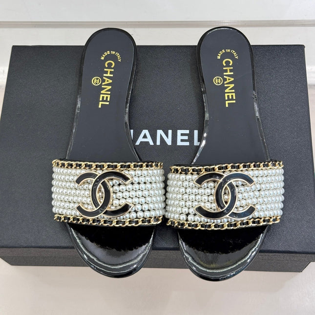 CC SLIDE SANDALS IN BLACK AND WHITE PEARL