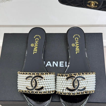 CC SLIDE SANDALS IN BLACK AND WHITE PEARL