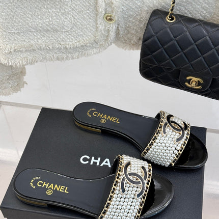 CC SLIDE SANDALS IN BLACK AND WHITE PEARL