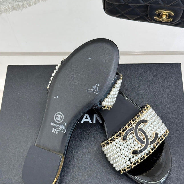 CC SLIDE SANDALS IN BLACK AND WHITE PEARL