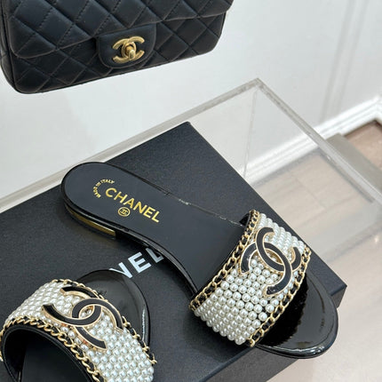 CC SLIDE SANDALS IN BLACK AND WHITE PEARL