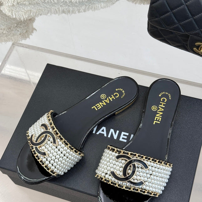 CC SLIDE SANDALS IN BLACK AND WHITE PEARL