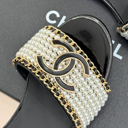 CC SLIDE SANDALS IN BLACK AND WHITE PEARL