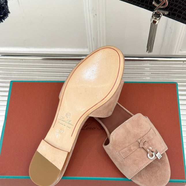 FLAT SANDALS IN LIP PINK SUEDE AND LAMBSKIN