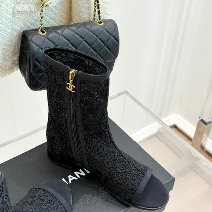 CC PEEP-TOE BOOTS 25SS IN BLACK EMBOSSED LACE FABRIC