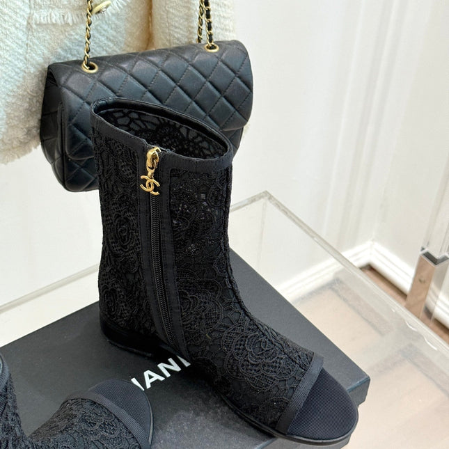 CC PEEP-TOE BOOTS 25SS IN BLACK EMBOSSED LACE FABRIC