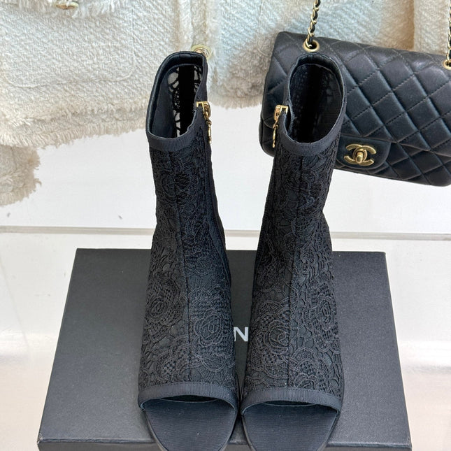 CC PEEP-TOE BOOTS 25SS IN BLACK EMBOSSED LACE FABRIC