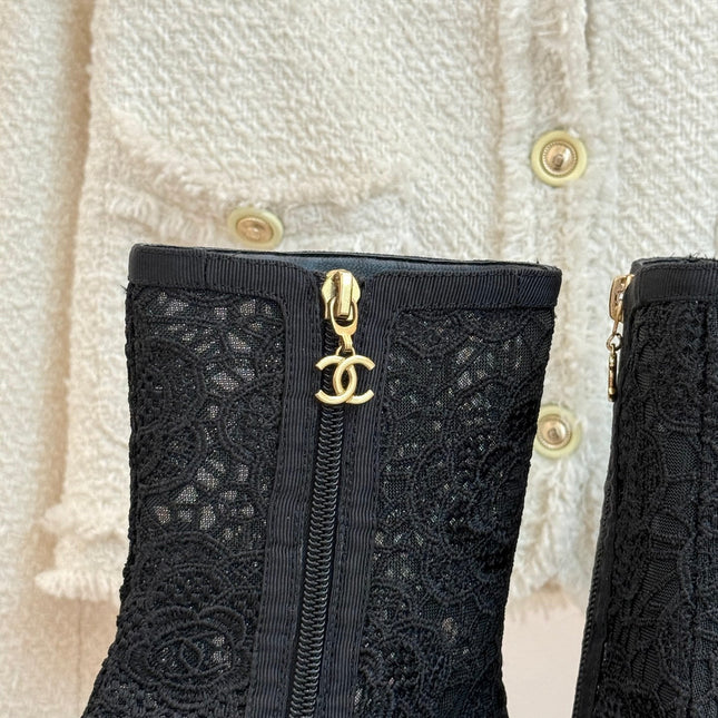 CC PEEP-TOE BOOTS 25SS IN BLACK EMBOSSED LACE FABRIC