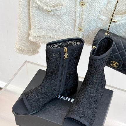 CC PEEP-TOE BOOTS 25SS IN BLACK EMBOSSED LACE FABRIC