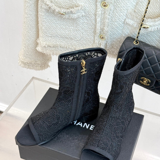 CC PEEP-TOE BOOTS 25SS IN BLACK EMBOSSED LACE FABRIC